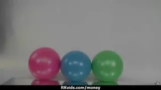 डर्टी स्लट्टी व्हॉरी सेक्सी स्टूडेंट ने गंदी लुसी 12 रुपये के बदले में उसे तंग चूत प्रदान की.